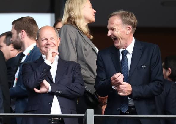 Sport Bilder des Tages 14.07.2024, xtgx, Fussball EM 2024 Finale, Spanien - England emspor, v.l. Bundeskanzler Olaf Scholz (SPD), Geschaeftsfuehrer Hans-Joachim Watzke (Borussia Dortmund) (UEFA REGULATIONS PROHIBIT ANY USE OF PHOTOGRAPHS as IMAGE SEQUENCES and or QUASI-VIDEO) Berlin