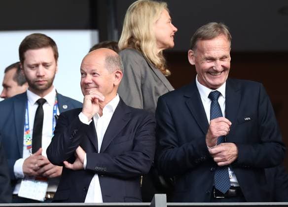 14.07.2024, xtgx, Fussball EM 2024 Finale, Spanien - England emspor, v.l. Bundeskanzler Olaf Scholz (SPD), Geschaeftsfuehrer Hans-Joachim Watzke (Borussia Dortmund) (UEFA REGULATIONS PROHIBIT ANY USE OF PHOTOGRAPHS as IMAGE SEQUENCES and or QUASI-VIDEO) Berlin