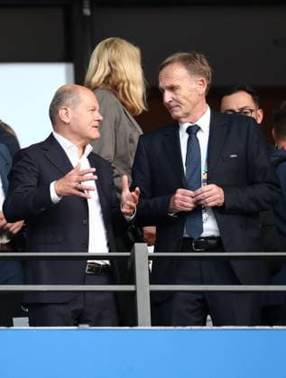 14.07.2024, xtgx, Fussball EM 2024 Finale, Spanien - England emspor, v.l. Bundeskanzler Olaf Scholz (SPD), Geschaeftsfuehrer Hans-Joachim Watzke (Borussia Dortmund) (UEFA REGULATIONS PROHIBIT ANY USE OF PHOTOGRAPHS as IMAGE SEQUENCES and or QUASI-VIDEO) Berlin