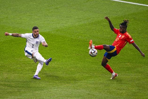 BERLIN - (l-r) Kyle Walker of England, Nico Williams of Spain during the UEFA EURO, EM, Europameisterschaft,Fussball 2024 Final match between Spain and England at the Olympiastadion on July 14, 2024 in Berlin, Germany. ANP Hollandse Hoogte UEFA EURO 2024 FINAL 2024 xVIxANPxSportx xGerritxvanxKeulenxIVx 503474689 originalFilename: 503474689.jpg