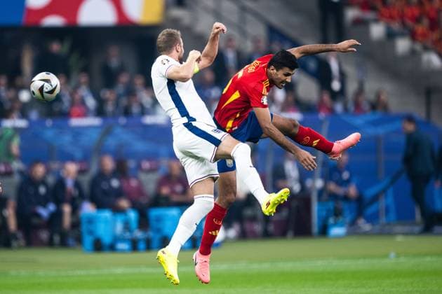 240714 Harry Kane of England and Rodrigo Hernandez of Spain during the UEFA EURO, EM, Europameisterschaft,Fussball 2024 Football Championship final between Spain and England on July 14, 2024 in Berlin. Photo: Mathias Bergeld BILDBYRAN kod MB MB0946 fotboll football soccer fotball fotbolls-em europamästerskap em uefa euro uefa european football championship euro 2024 final spanien spain england bbeng Copyright: MATHIASxBERGELD BB240714MB050