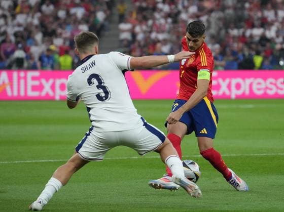 14.07.2024, Olympiastadion, Berlin, GER, EM UEFA 2024, Final, Spain vs England, im Bild Luke Shaw (England), Ãlvaro Morata (Spain) Defodi-506_20240714_hbr_3333