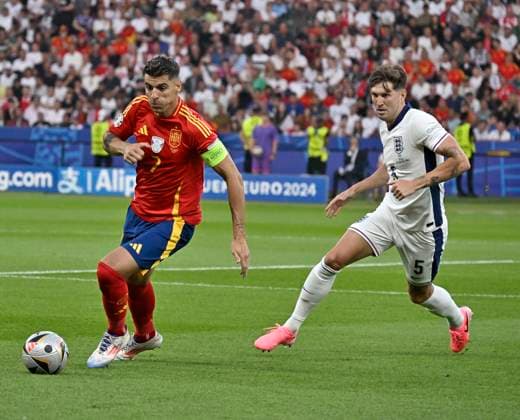 14.07.2024, Fussball UEFA EURO, EM, Europameisterschaft,Fussball 2024, Finale im Berliner Olympiastadion, Spanien - England, v.l. Alvaro Morata (Spanien) gegen John Stones (England)