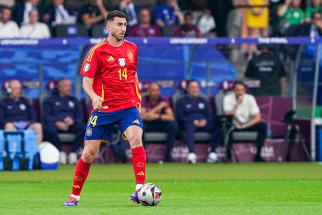 2024-07-14 Spain v England - UEFA EURO, EM, Europameisterschaft,Fussball 2024 Final BERLIN, GERMANY - JULY 14: Aymeric Laporte of Spain runs with the ball during the UEFA EURO 2024 Final match between Spain and England at Olympiastadion on July 14, 2024 in Berlin, Germany. Berlin Olympiastadion Germany Content not available for redistribution in The Netherlands directly or indirectly through any third parties. Copyright: xAndrexWeeningx
