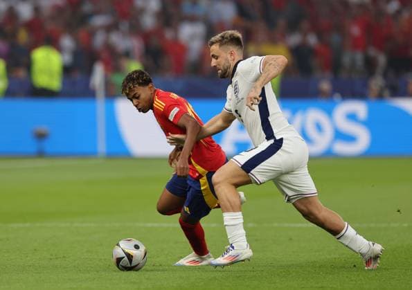 Spain v England UEFA EURO, EM, Europameisterschaft,Fussball 2024 Final Lamine Yamal of Spain and Luke Shaw of England during the UEFA Euro 2024 Final between Spain and England at Olympiastadion, Berlin UK Newspapers OUT Copyright: xPaulxChestertonx FIL-20347-0076