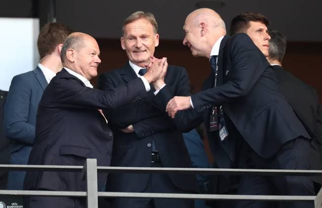 14.07.2024, xtgx, Fussball EM 2024 Finale, Spanien - England emspor, v.l. Bundeskanzler Olaf Scholz (SPD),, Geschaeftsfuehrer Hans-Joachim Watzke (Borussia Dortmund), DFB Praesident Bernd Neuendorf (Deutscher Fussball-Bund) (UEFA REGULATIONS PROHIBIT ANY USE OF PHOTOGRAPHS as IMAGE SEQUENCES and or QUASI-VIDEO) Berlin