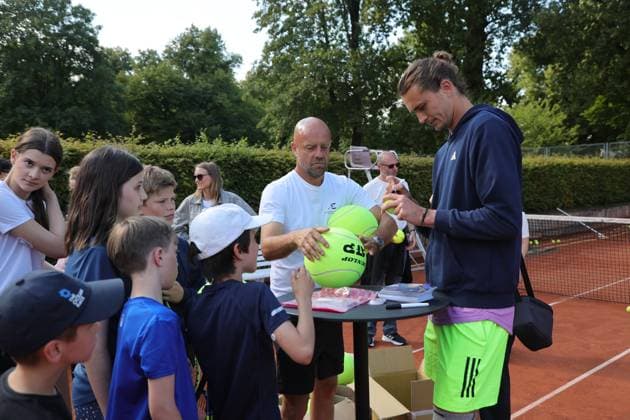 Tennis Herren ATP, Tennis Herren Tennis Herren Tour 500 European Open Hamburg, Hamburg Open ATP 500 2024 Qualifikationsrunde , 14.07.2024, Alexander Zverev , Alexander Zverev Foundation, verteilt autogramme an die Kinder Copyright: FernandoxSoares