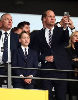 14.07.2024, xtgx, Fussball EM 2024 Finale, Spanien - England emspor, v.l. Prinz von Wales William (HRH Prince William Arthur Philip Louis, Prince of Wales, Duke of Cornwall, Duke of Rothesay und Duke of Cambridge) und Sohn George (UEFA REGULATIONS PROHIBIT ANY USE OF PHOTOGRAPHS as IMAGE SEQUENCES and or QUASI-VIDEO) Berlin