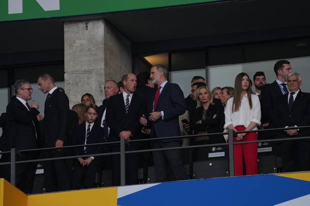 14.07.2024, Olympiastadion, Berlin, GER, EM UEFA 2024, Final, Spain vs England, im Bild HRH Prince William Arthur Philip Louis, Prince of Wales im Gespräch mit, Felipe VI., König von Spanien, Sohn George (l), Tochter Sofia. Defodi-506_20240714_hbr_3105