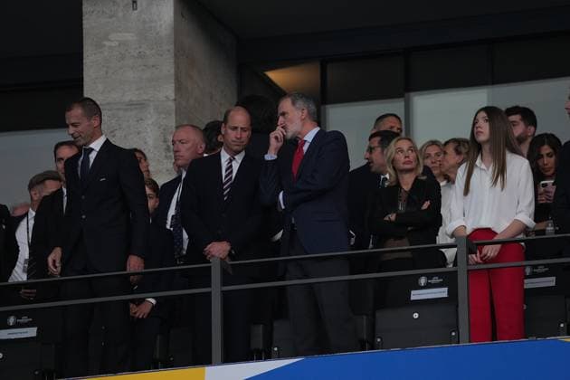 14.07.2024, Olympiastadion, Berlin, GER, EM UEFA 2024, Final, Spain vs England, im Bild HRH Prince William Arthur Philip Louis, Prince of Wales im Gespräch mit, Felipe VI., König von Spanien, Sohn George (l), Tochter Sofia. Defodi-506_20240714_hbr_3122