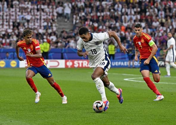 14.07.2024, Fussball UEFA EURO, EM, Europameisterschaft,Fussball 2024, Finale im Berliner Olympiastadion, Spanien - England, v.l. Lamine Yamal (Spanien), gegen Jude Bellingham (England) und Alvaro Morata (Spanien)