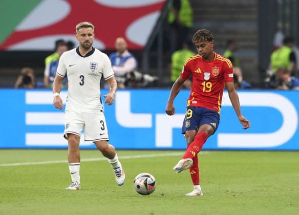 14.07.2024, xtgx, Fussball EM 2024 Finale, Spanien - England emspor, v.l. Luke Shaw (England),Lamine Yamal Nasraoui Ebana (Spanien) (UEFA REGULATIONS PROHIBIT ANY USE OF PHOTOGRAPHS as IMAGE SEQUENCES and or QUASI-VIDEO) Berlin