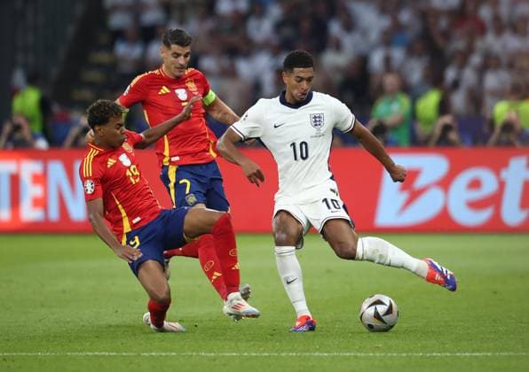 14.07.2024, xtgx, Fussball EM 2024 Finale, Spanien - England emspor, v.l. Lamine Yamal Nasraoui Ebana (Spanien), Alvaro Borja Morata Martin (Spanien), Jude Bellingham (England) (UEFA REGULATIONS PROHIBIT ANY USE OF PHOTOGRAPHS as IMAGE SEQUENCES and or QUASI-VIDEO) Berlin