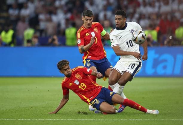 14.07.2024, xtgx, Fussball EM 2024 Finale, Spanien - England emspor, v.l. Lamine Yamal Nasraoui Ebana (Spanien), Alvaro Borja Morata Martin (Spanien), Jude Bellingham (England) (UEFA REGULATIONS PROHIBIT ANY USE OF PHOTOGRAPHS as IMAGE SEQUENCES and or QUASI-VIDEO) Berlin