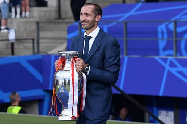 Fußball UEFA EURO, EM, Europameisterschaft,Fussball 2024 Finale Spanien - England am 14.07.2024 im Olympiastadion Berlin in Berlin Giorgio Chiellini trägt den EM-Pokal Trophäe Pokal Henri-Delaunay-Pokal ins Stadion