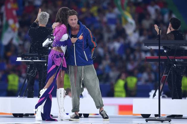 Fußball UEFA EURO, EM, Europameisterschaft,Fussball 2024 Finale Spanien - England am 14.07.2024 im Olympiastadion Berlin in Berlin Leony, links - Ryan Tedder ( OneRepublic ) , rechts singen den EM Song Fire