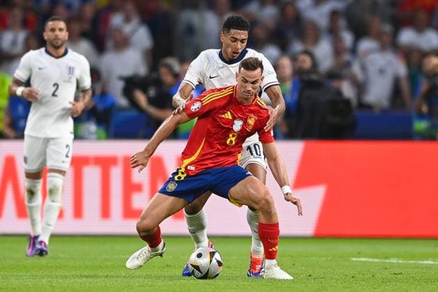 Fussball, Herren, Saison 2023 24, UEFA EURO, EM, Europameisterschaft,Fussball EM 2024, Finale in Berlin, Spanien - England, Fabian Ruiz (Spanien) und Jude Bellingham (England) im Zweikampf , 14.07. 2024, Copyright: xSebastianxRäppold MatthiasxKochx