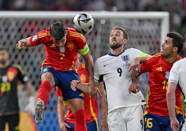 14.07.2024, Fussball UEFA EURO, EM, Europameisterschaft,Fussball 2024, Finale im Berliner Olympiastadion, Spanien - England, v.l. Alvaro Morata (Spanien), Harry Kane (England) und Rodri (Spanien)