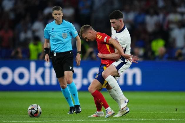 GER: Spain v England. UEFA EURO, EM, Europameisterschaft,Fussball 2024 Final Dani Olmo of Spain and Declan Rice of England during the UEFA Euro 2024 match between Spain and England, Final, played at Olympiastadion on July 14, 2024 in Berlin, Germany. kpng Copyright: xBaguxBlancox xPRESSINPHOTOx PS_240714_ESP_ENG_050