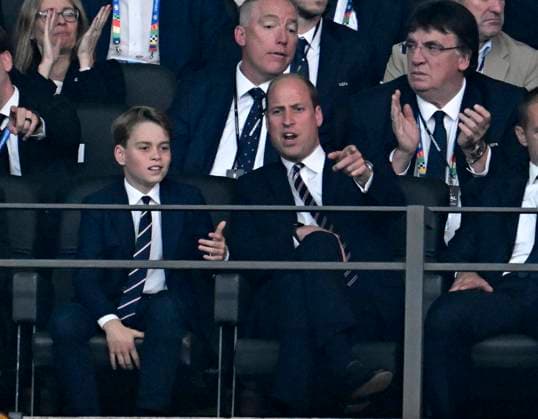 14.07.2024, Fussball UEFA EURO, EM, Europameisterschaft,Fussball 2024, Finale im Berliner Olympiastadion, Spanien - England, v.l. Sohn George (England) und William , Prinz von Wales (England)
