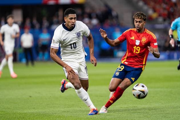 GER, Euro 2024, Finale, Spanien (ESP) vs England (GBR) 14.07.2024, Olympiastadion Berlin, Berlin, GER, Euro 2024, Finale, Spanien (ESP) vs England (GBR) Im Bild: Zweikampf zwischen Jude Bellingham (England GBR, 10) und Yamal Lamine (Spanien Spain ESP, 19)