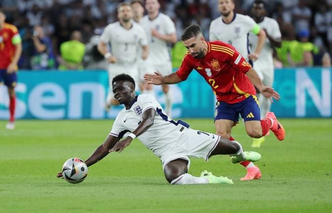 Bukayo Saka, Daniel Carvajal Zweikampf Spielszene Aktion Fußball Fussball Europameisterschaft Euro 2024 EM Finale Herren Saison 2023 2024 14.07.2024 Spanien ESP vs. England ENG in Berlin Olympiastadion DFL regulations prohibit any use of photographs as image sequences and or quasi-video.