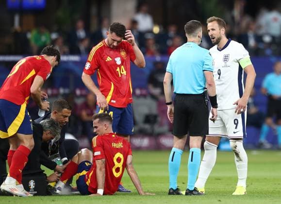 14.07.2024, xtgx, Fussball EM 2024 Finale, Spanien - England emspor, v.l. Fabian Ruiz Pena (Spanien), Behandlung, Schiedsrichter Luis de La Fuente (Frankreich), Harry Kane (England) (UEFA REGULATIONS PROHIBIT ANY USE OF PHOTOGRAPHS as IMAGE SEQUENCES and or QUASI-VIDEO) Berlin