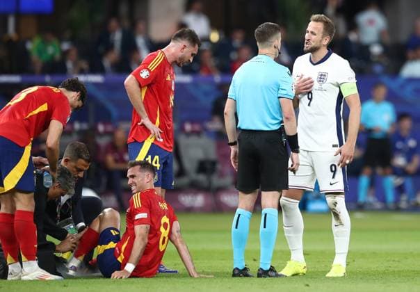 14.07.2024, xtgx, Fussball EM 2024 Finale, Spanien - England emspor, v.l. Fabian Ruiz Pena (Spanien), Behandlung, Schiedsrichter Luis de La Fuente (Frankreich), Harry Kane (England) (UEFA REGULATIONS PROHIBIT ANY USE OF PHOTOGRAPHS as IMAGE SEQUENCES and or QUASI-VIDEO) Berlin