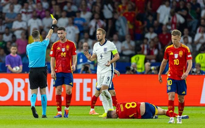 Sport Themen der Woche KW28 Sport Bilder des Tages Football - UEFA EURO, EM, Europameisterschaft,Fussball 2024 - Final - Spain v England BERLIN, GERMANY - Sunday, July 14, 2024: England s captain Harry Kane is shown a yellow card by referee Francois Letexier during the UEFA Euro 2024 Final match between Spain and England at the Olympiastadion. (Photo by David Rawcliffe Propaganda) BERLIN Olympiastadion BERLIN GERMANY  Copyright: xDavidxRawcliffex P2024-07-14-Spain_England-9