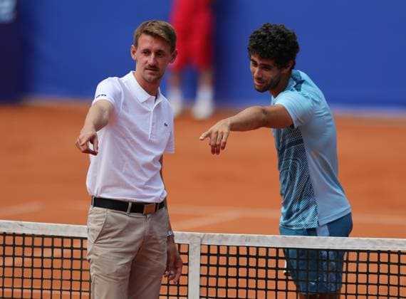 Tennis Herren ATP, Tennis Herren Tennis Herren Tour 500 European Open Hamburg, Hamburg Open ATP 500 2024 Qualifikationsrunde , 14.07.2024, Aziz Dougaz (TUN) und Schiedsrichter bespechen wo der Ball gefallen ist Copyright: FernandoxSoares