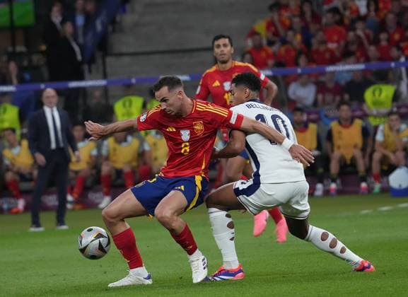 14.07.2024, Olympiastadion, Berlin, GER, EM UEFA 2024, Final, Spain vs England, im Bild Fabian Ruiz (Spain), Jude Bellingham (England) Defodi-506_20240714_hbr_4268