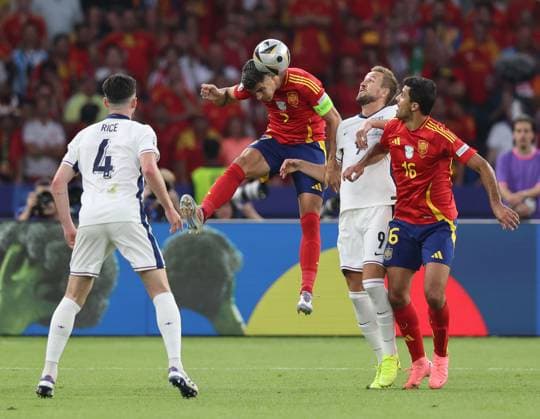 Spain v England UEFA EURO, EM, Europameisterschaft,Fussball 2024 Final Ãlvaro Morata of Spain and Harry Kane of England battle during the UEFA Euro 2024 Final between Spain and England at Olympiastadion, Berlin UK Newspapers OUT Copyright: xPaulxChestertonx FIL-20347-0115