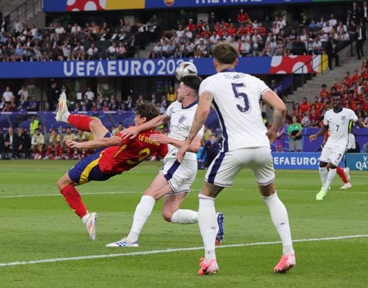 Spain v England UEFA EURO, EM, Europameisterschaft,Fussball 2024 Final Joselu of Spain performs an overhead kick during the UEFA Euro 2024 Final between Spain and England at Olympiastadion, Berlin UK Newspapers OUT Copyright: xPaulxChestertonx FIL-20347-0125