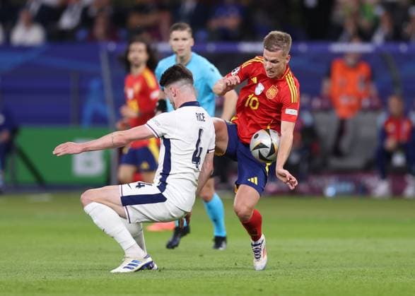 Berlin, Germany, 14th July 2024. Declan Rice of England (l) clashes with Dani Olmo of Spain (r) during the UEFA European Championships final match at Olympiastadion, Berlin. Picture credit should read: David Klein Sportimage EDITORIAL USE ONLY. No use with unauthorised audio, video, data, fixture lists, club league logos or live services. Online in-match use limited to 120 images, no video emulation. No use in betting, games or single club league player publications. SPI-3228-0083