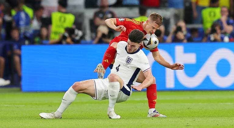 Spanien - England UEFA EURO, EM, Europameisterschaft,Fussball 2024 Finale Berlin, 14.07.2024, Olympiastadion, UEFA EURO 2024 Germany, Finale, Spanien ESP - England ENG , Im Bild v.l.: Declan Rice (4, ENG), Dani Olmo (10, ESP). ,