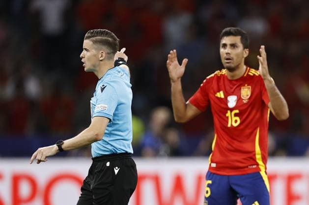 BERLIN - (l-r) referee Francois Letexier, Rodri of Spain during the UEFA EURO, EM, Europameisterschaft,Fussball 2024 Final match between Spain and England at the Olympiastadion on July 14, 2024 in Berlin, Germany. ANP Hollandse Hoogte MAURICE VAN STEEN UEFA EURO 2024 FINAL 2024 xVIxANPxSportx xVanxSteenxFotografiexIVx 503477591 originalFilename: 503477591.jpg