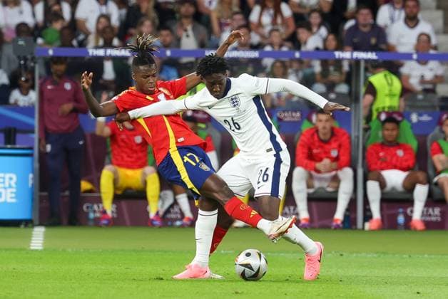 im Zweikampf, Aktion, mit Nico Williams 17 (Spanien), Kobbie Mainoo 26 (England), Spanien vs. England, Fussball, UEFA EURO, EM, Europameisterschaft,Fussball 2024, Finale, 14.07.2024 Berlin Berlin Deutschland