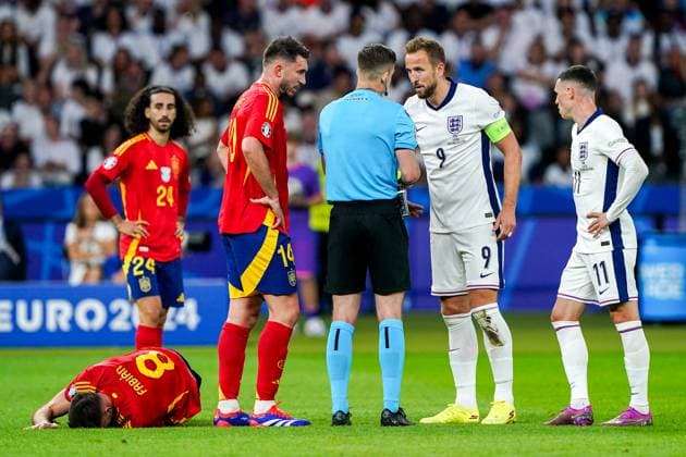 2024-07-14 Spain v England - UEFA EURO, EM, Europameisterschaft,Fussball 2024 Final BERLIN, GERMANY - JULY 14: Fabian Ruiz of Spain injured, Aymeric Laporte of Spain, Referee Francois Letexier in discussion with Harry Kane of England during the UEFA EURO 2024 Final match between Spain and England at Olympiastadion on July 14, 2024 in Berlin, Germany. Berlin Olympiastadion Germany Content not available for redistribution in The Netherlands directly or indirectly through any third parties. Copyright: xAndrexWeeningx
