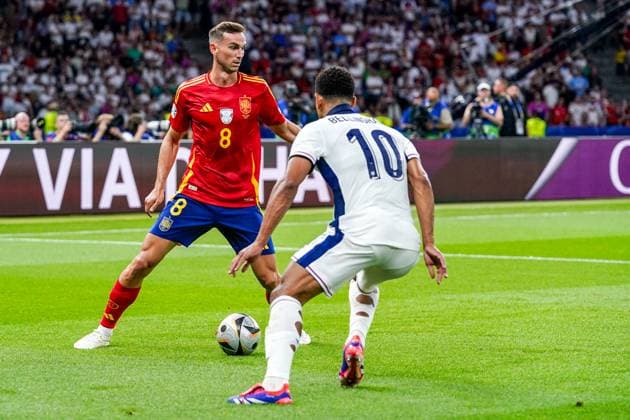 2024-07-14 Spain v England - UEFA EURO, EM, Europameisterschaft,Fussball 2024 Final BERLIN, GERMANY - JULY 14: Fabian Ruiz of Spain battles for possession with Jude Bellingham of England during the UEFA EURO 2024 Final match between Spain and England at Olympiastadion on July 14, 2024 in Berlin, Germany. Berlin Olympiastadion Germany Content not available for redistribution in The Netherlands directly or indirectly through any third parties. Copyright: xAndrexWeeningx