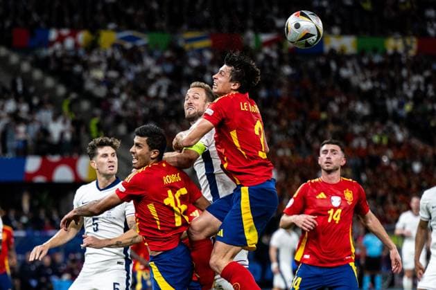 240714 John Stones and Harry Kane of England against Rodrigo Hernandez and Robin Aime Le Normand Mainfray of Spain during the UEFA EURO, EM, Europameisterschaft,Fussball 2024 Football Championship final between Spain and England on July 14, 2024 in Berlin. Photo: Mathias Bergeld BILDBYRAN kod MB MB0946 fotboll football soccer fotball fotbolls-em europamästerskap em uefa euro uefa european football championship euro 2024 final spanien spain england bbeng Copyright: MATHIASxBERGELD BB240714MB087