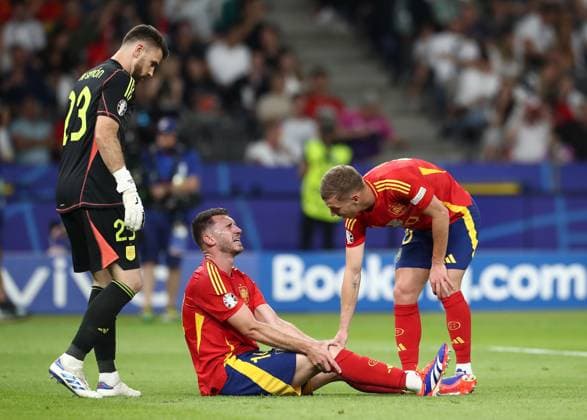 14.07.2024, xtgx, Fussball EM 2024 Finale, Spanien - England emspor, v.l. Unai Simon Mendibil (Spanien), Aymeric Laporte Fevre (Spanien), Daniel Olmo Carvajal (Spanien) (UEFA REGULATIONS PROHIBIT ANY USE OF PHOTOGRAPHS as IMAGE SEQUENCES and or QUASI-VIDEO) Berlin