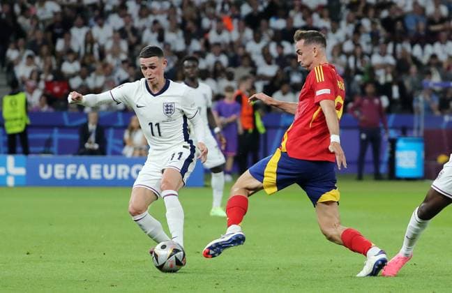 Phil Foden, Fabian Ruiz Zweikampf Spielszene Aktion Fußball Fussball Europameisterschaft Euro 2024 EM Finale Herren Saison 2023 2024 14.07.2024 Spanien ESP vs. England ENG in Berlin Olympiastadion DFL regulations prohibit any use of photographs as image sequences and or quasi-video.