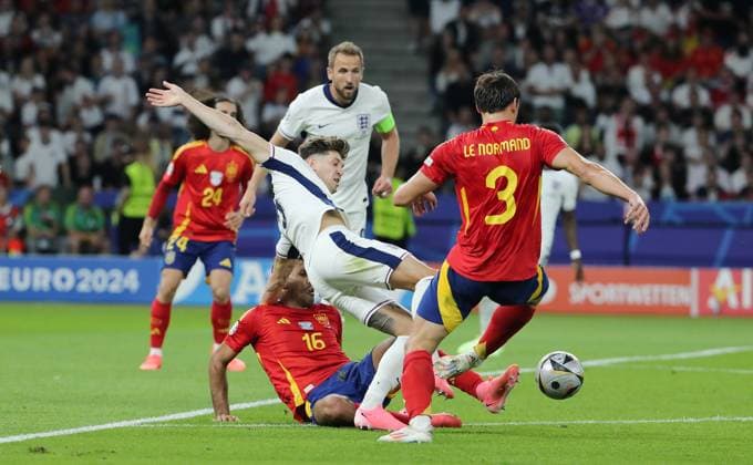 Rodri, John Stones, Robin Le Normand Zweikampf Spielszene Aktion Fußball Fussball Europameisterschaft Euro 2024 EM Finale Herren Saison 2023 2024 14.07.2024 Spanien ESP vs. England ENG in Berlin Olympiastadion DFL regulations prohibit any use of photographs as image sequences and or quasi-video.