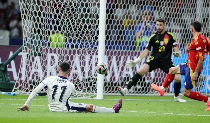 Phil Foden, Torwart Dean Henderson Zweikampf Spielszene Aktion Fußball Fussball Europameisterschaft Euro 2024 EM Finale Herren Saison 2023 2024 14.07.2024 Spanien ESP vs. England ENG in Berlin Olympiastadion DFL regulations prohibit any use of photographs as image sequences and or quasi-video.