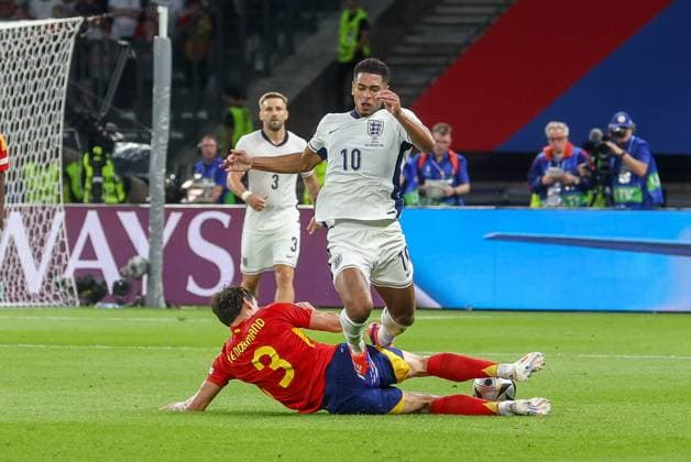 im Zweikampf, Aktion, mit Robin Le Normand 3 (Spanien), Jude Bellingham 10 (England), Spanien vs. England, Fussball, UEFA EURO, EM, Europameisterschaft,Fussball 2024, Finale, 14.07.2024 Berlin Berlin Deutschland