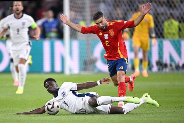 Fussball Euro 2024 Finale 14.07.2024 Spanien - England Bukayo Saka (li, England) gegen Dani Carvajal (re, Spanien)
