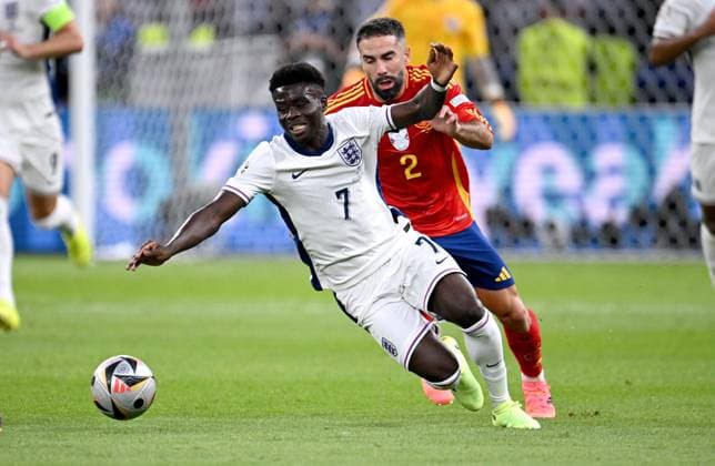 Fussball Euro 2024 Finale 14.07.2024 Spanien - England Bukayo Saka (li, England) gegen Dani Carvajal (re, Spanien)