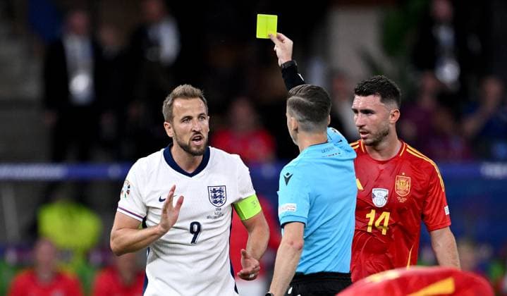 Fussball Euro 2024 Finale 14.07.2024 Spanien - England Harry Kane (li, England) bekommt die gelbe Karte von Schiedsrichter Francois Letexier (mitte, FRA, Frankreich) daneben Aymeric Laporte (re, Spanien)