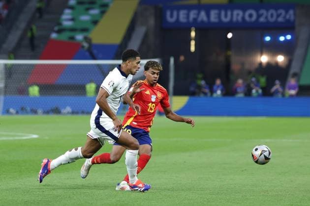 (240714) -- BERLIN, July 14, 2024 -- England s Jude Bellingham (L) vies with Spain s Lamine Yamal during the UEFA EURO, EM, Europameisterschaft,Fussball 2024 final match between England and Spain in Berlin, Germany, July 14, 2024. ) (SP)GERMANY-BERLIN-FOOTBALL-EURO 2024-FINAL-ENGLAND VS SPAIN PanxYulong 