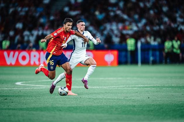 Fußball Herren UEFA-Fußball-Europameisterschaft 2024 Finale Spanien vs. England 14.07.2024 v.l. Rodri ( 16, Spanien) und Phil Foden ( 11, England) Berlin Olympiastadion Berlin Deutschland